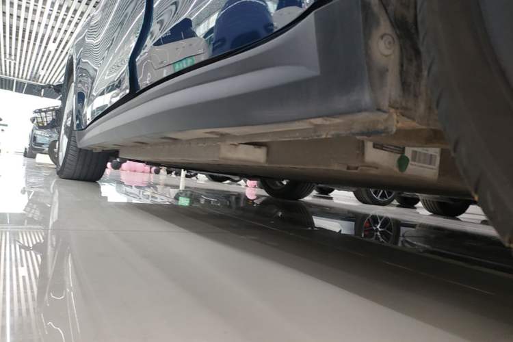 Used ORA Good Cat 2023 401 km Standard Range Premium Version Lithium Iron Phosphate Left Side Sill