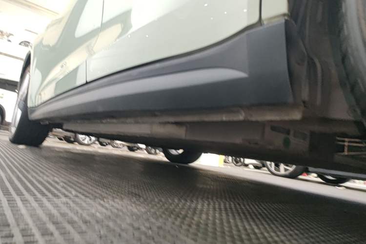 Used ORA Good Cat 2023 401 km Standard Range Premium Version Lithium Iron Phosphate Left Side Sill