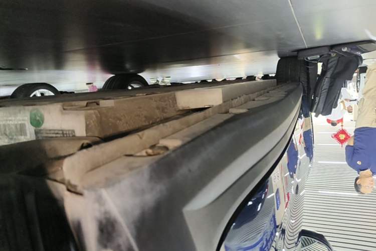 Used ORA Good Cat 2023 401 km Standard Range Premium Version Lithium Iron Phosphate Left Side Sill