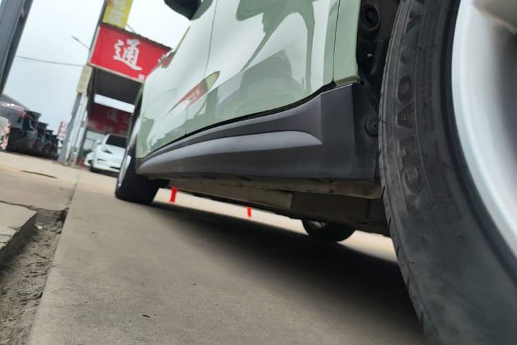 Used ORA Good Cat 2023 401 km Standard Range Prestige Version Lithium Iron Phosphate Left Side Sill