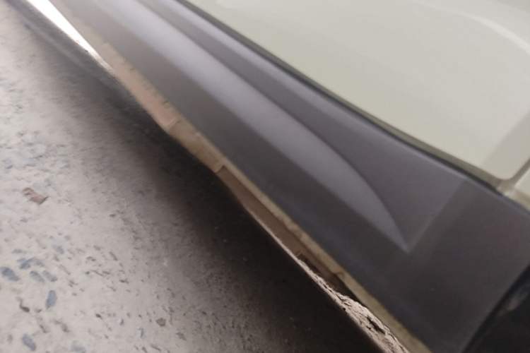 Used ORA Good Cat 2023 401 km Standard Range Premium Version Lithium Iron Phosphate Left Side Sill