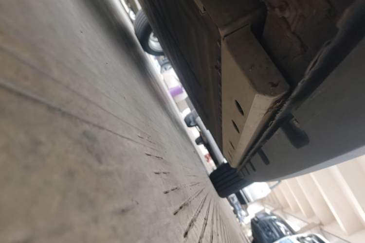 Used ORA Good Cat 2023 401 km Standard Range Prestige Version Lithium Iron Phosphate Left Side Sill