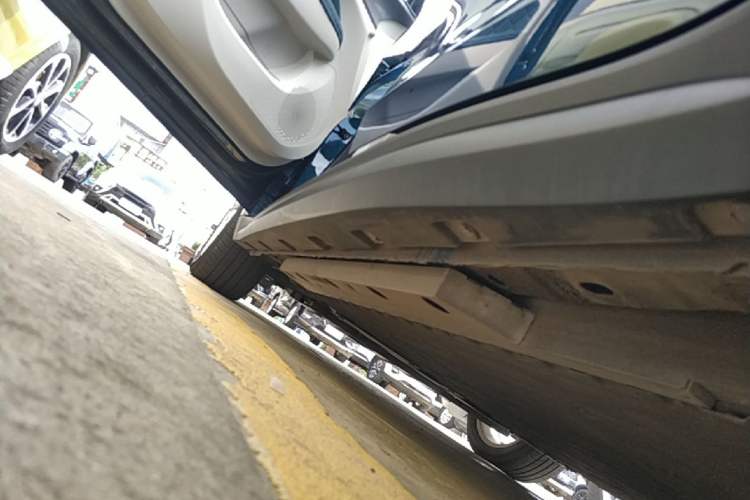 Used ORA Good Cat 2023 401 km Standard Range Prestige Version Lithium Iron Phosphate Left Side Sill