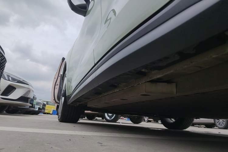 Used ORA Good Cat 2023 401 km Standard Range Premium Version Lithium Iron Phosphate Left Side Sill