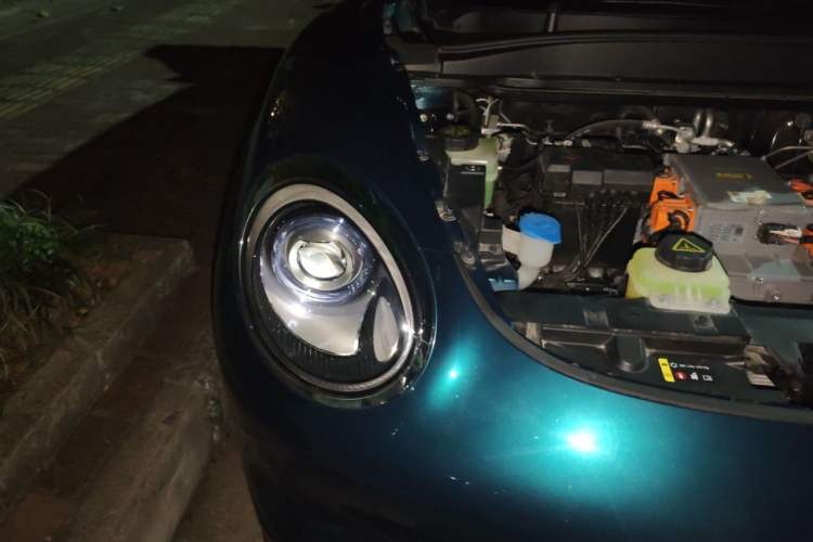 Used ORA Good Cat 2023 401 km Standard Range Premium Version Lithium Iron Phosphate Right Front Headlight