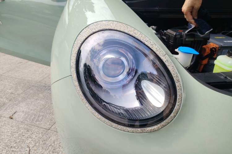 Used ORA Good Cat 2023 401 km Standard Range Comfort Version Lithium Iron Phosphate Right Front Headlight