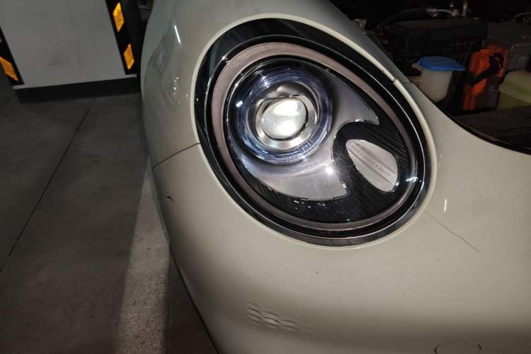 Used ORA Good Cat 2023 401 km Standard Range Premium Version Lithium Iron Phosphate Right Front Headlight