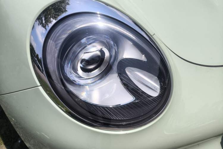 Used ORA Good Cat 2023 401 km Standard Range Premium Version Lithium Iron Phosphate Right Front Headlight