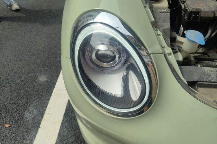 Used ORA Good Cat 2023 401 km Standard Range Premium Version Lithium Iron Phosphate Right Front Headlight