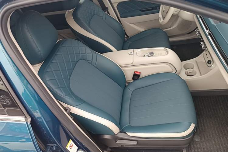 Used ORA Good Cat 2023 401 km Standard Range Luxury Version Lithium Iron Phosphate Right Front Seat