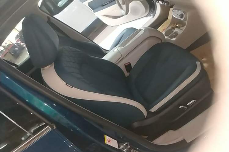 Used ORA Good Cat 2023 401 km Standard Range Premium Version Lithium Iron Phosphate Right Front Seat