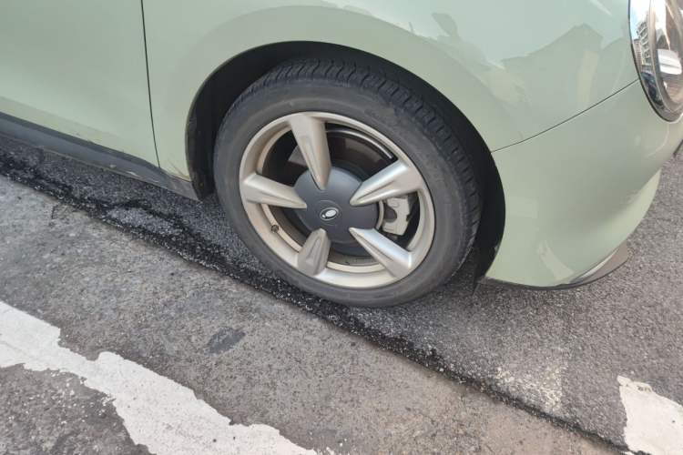 Used ORA Good Cat 2023 401 km Standard Range Luxury Version Lithium Iron Phosphate Right Front Wheel Hub