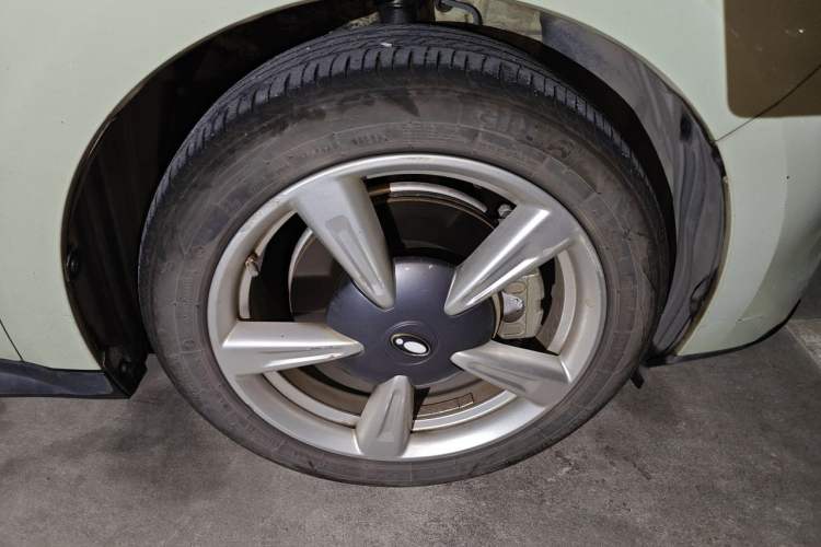 Used ORA Good Cat 2023 401 km Standard Range Premium Version Lithium Iron Phosphate Right Front Wheel Hub