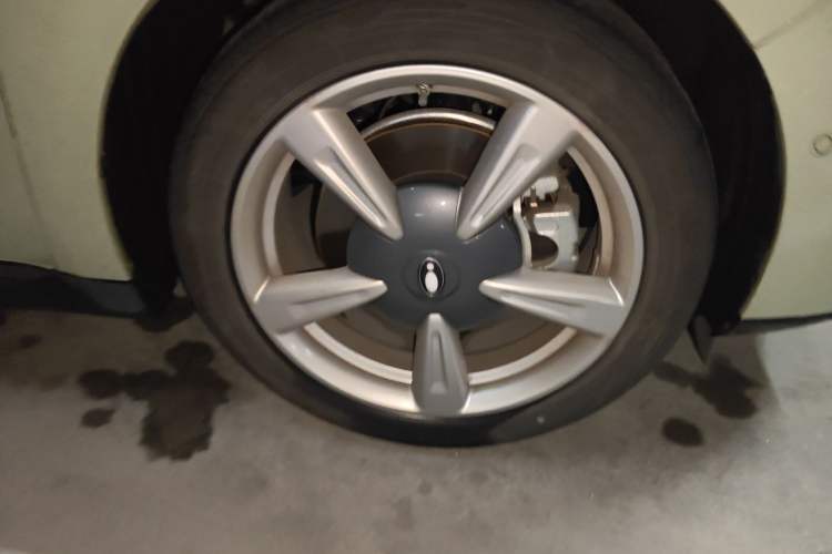 Used ORA Good Cat 2023 401 km Standard Range Premium Version Lithium Iron Phosphate Right Front Wheel Hub