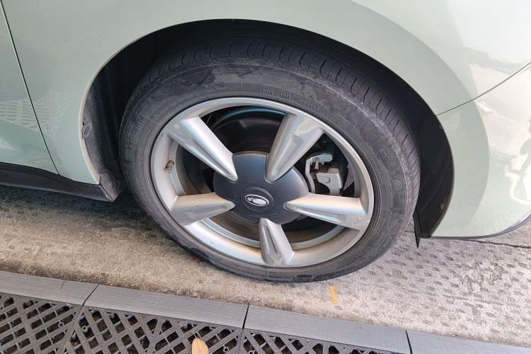 Used ORA Good Cat 2023 401 km Standard Range Luxury Version Lithium Iron Phosphate Right Front Wheel Hub