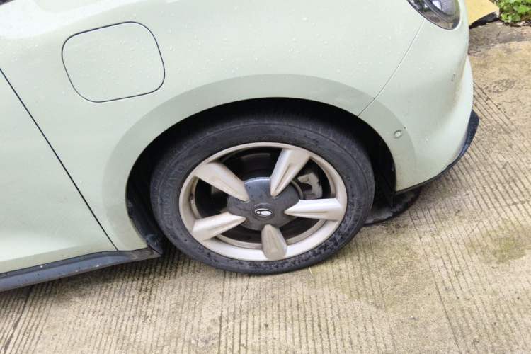 Used ORA Good Cat 2023 401 km Standard Range Luxury Version Lithium Iron Phosphate Right Front Wheel Hub