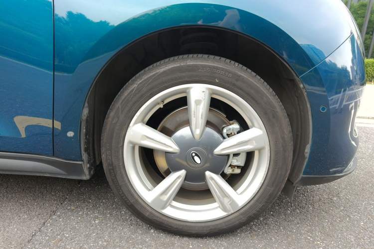 Used ORA Good Cat 2023 401 km Standard Range Premium Trim Ternary Lithium Right Front Wheel Hub