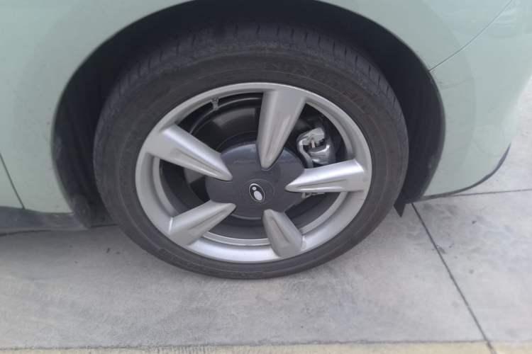 Used ORA Good Cat 2023 401 km Standard Range Luxury Version Lithium Iron Phosphate Right Front Wheel Hub