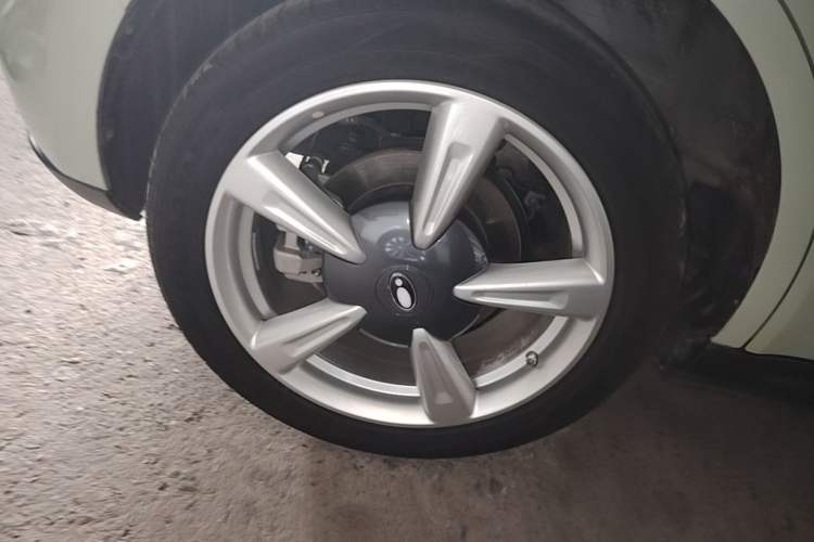 Used ORA Good Cat 2023 401 km Standard Range Luxury Version Lithium Iron Phosphate Right Rear Wheel Hub