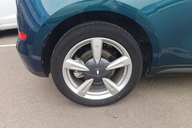 Used ORA Good Cat 2023 401 km Standard Range Luxury Version Lithium Iron Phosphate Right Rear Wheel Hub