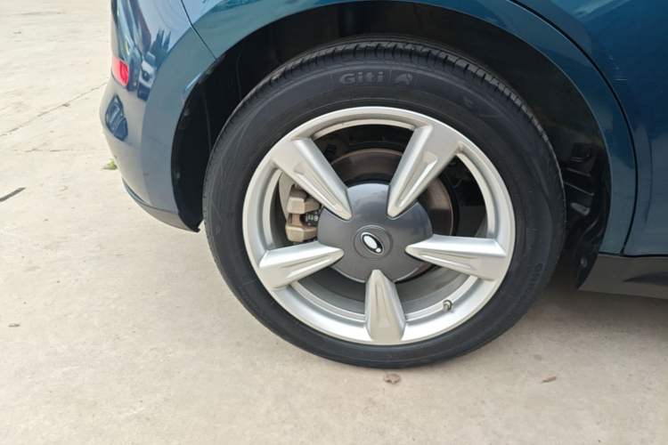 Used ORA Good Cat 2023 401 km Standard Range Premium Version Lithium Iron Phosphate Right Rear Wheel Hub