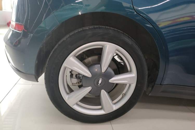 Used ORA Good Cat 2023 401 km Standard Range Premium Version Lithium Iron Phosphate Right Rear Wheel Hub
