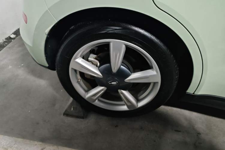 Used ORA Good Cat 2023 401 km Standard Range Premium Version Lithium Iron Phosphate Right Rear Wheel Hub