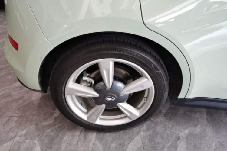Used ORA Good Cat 2023 401 km Standard Range Luxury Version Lithium Iron Phosphate Right Rear Wheel Hub