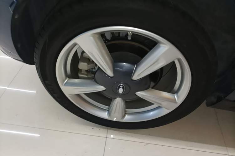 Used ORA Good Cat 2023 401 km Standard Range Luxury Version Lithium Iron Phosphate Right Rear Wheel Hub