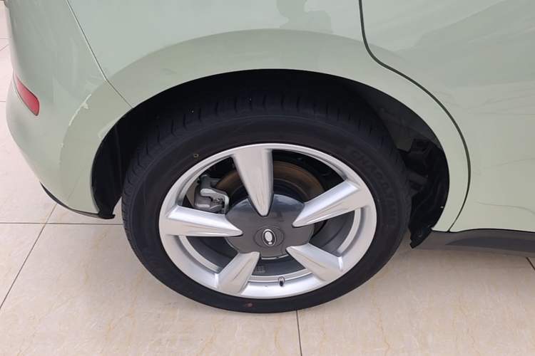 Used ORA Good Cat 2023 401 km Standard Range Luxury Version Lithium Iron Phosphate Right Rear Wheel Hub