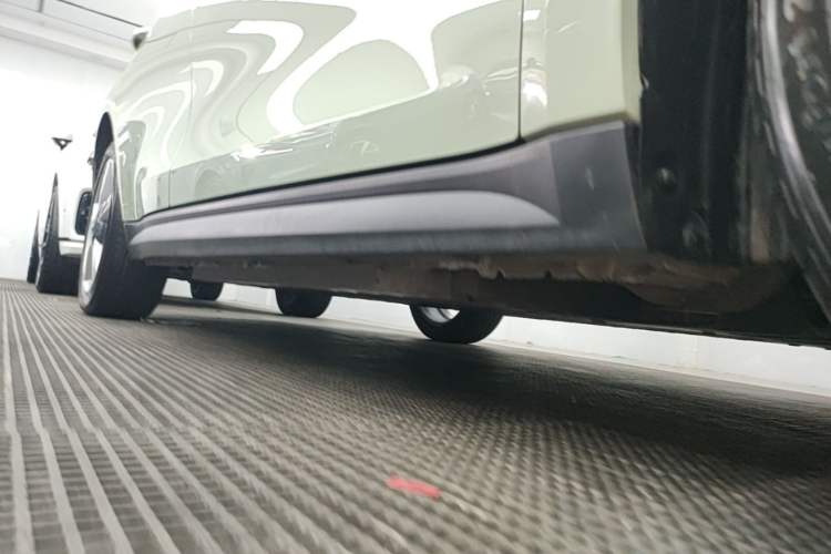 Used ORA Good Cat 2023 401 km Standard Range Premium Version Lithium Iron Phosphate Right Side Sill