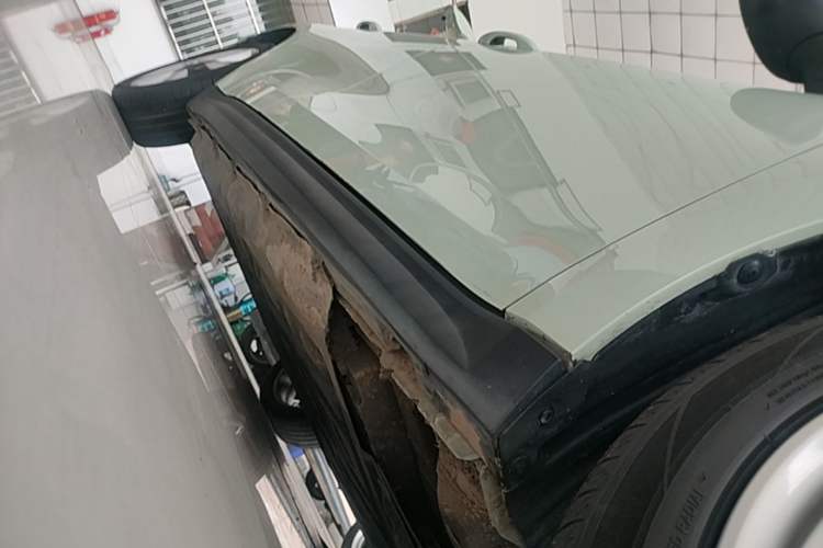 Used ORA Good Cat 2023 401 km Standard Range Prestige Version Lithium Iron Phosphate Right Side Sill