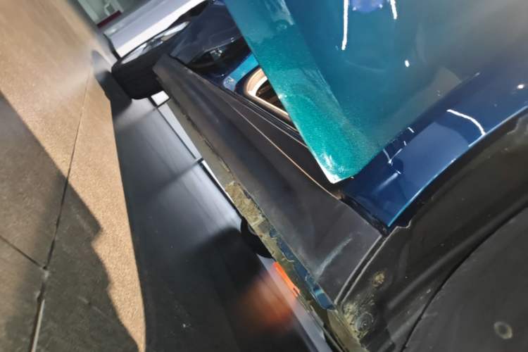 Used ORA Good Cat 2023 401 km Standard Range Luxury Version Lithium Iron Phosphate Right Side Sill