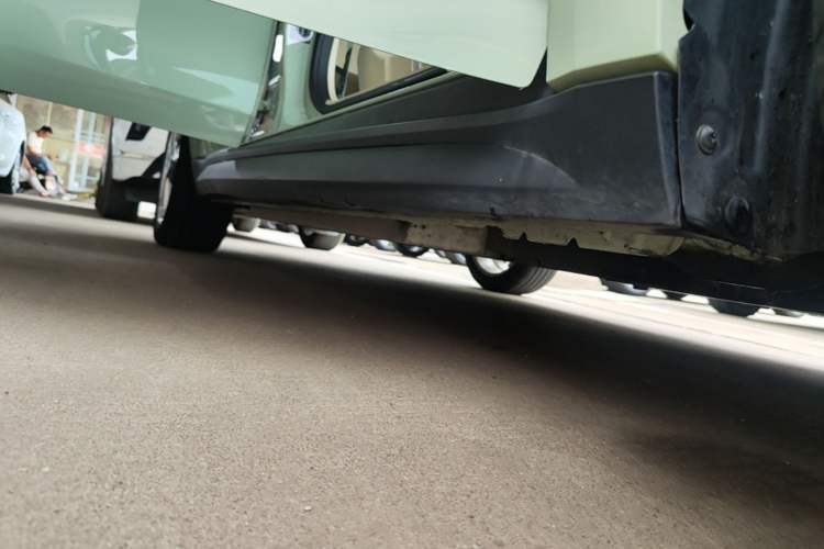 Used ORA Good Cat 2023 401 km Standard Range Prestige Version Lithium Iron Phosphate Right Side Sill