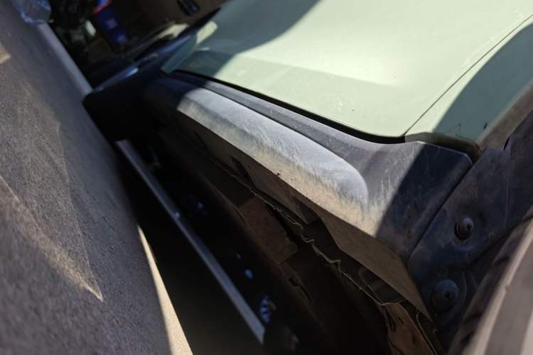 Used ORA Good Cat 2023 401 km Standard Range Luxury Version Lithium Iron Phosphate Right Side Sill