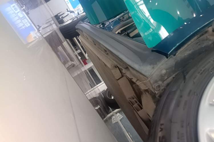 Used ORA Good Cat 2023 401 km Standard Range Comfort Version Lithium Iron Phosphate Right Side Sill