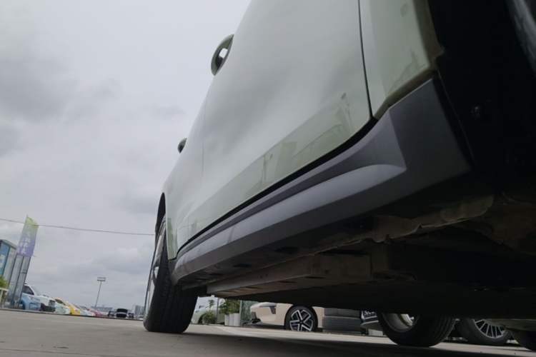 Used ORA Good Cat 2023 401 km Standard Range Premium Version Lithium Iron Phosphate Right Side Sill