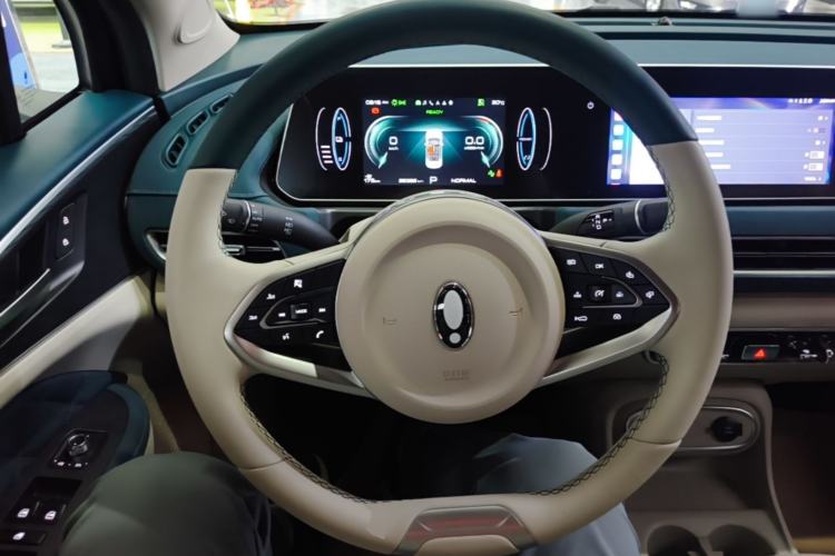 Used ORA Good Cat 2023 401 km Standard Range Luxury Version Lithium Iron Phosphate Steering Wheel