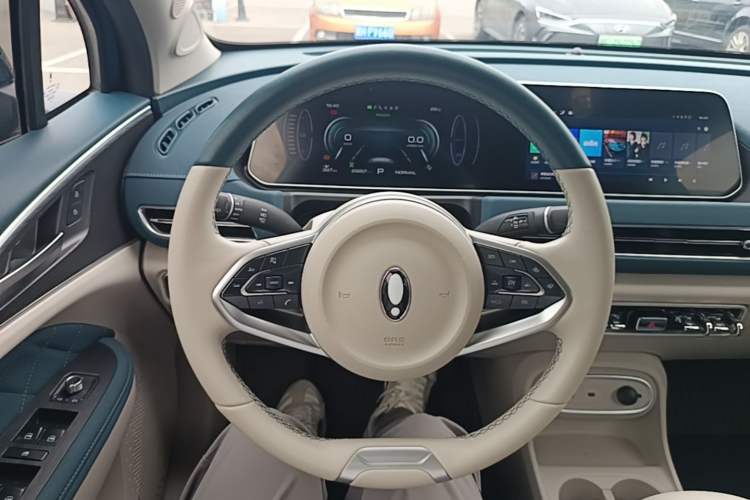Used ORA Good Cat 2023 401 km Standard Range Luxury Version Lithium Iron Phosphate Steering Wheel