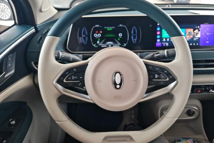 Used ORA Good Cat 2023 401 km Standard Range Luxury Version Lithium Iron Phosphate Steering Wheel