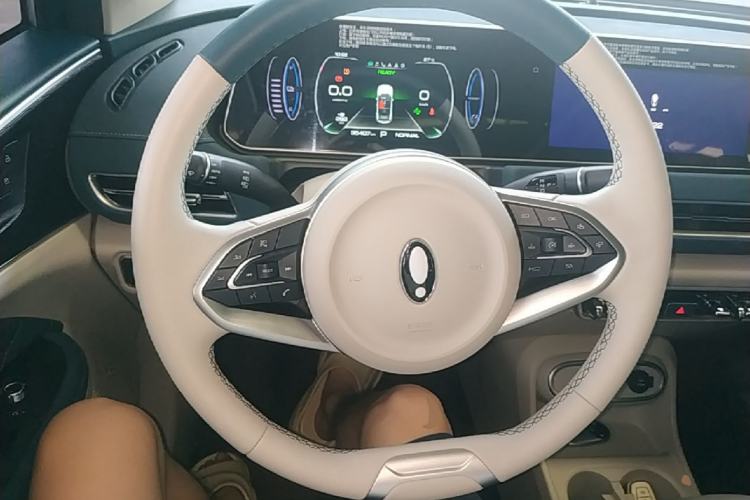 Used ORA Good Cat 2023 401 km Standard Range Premium Version Lithium Iron Phosphate Steering Wheel