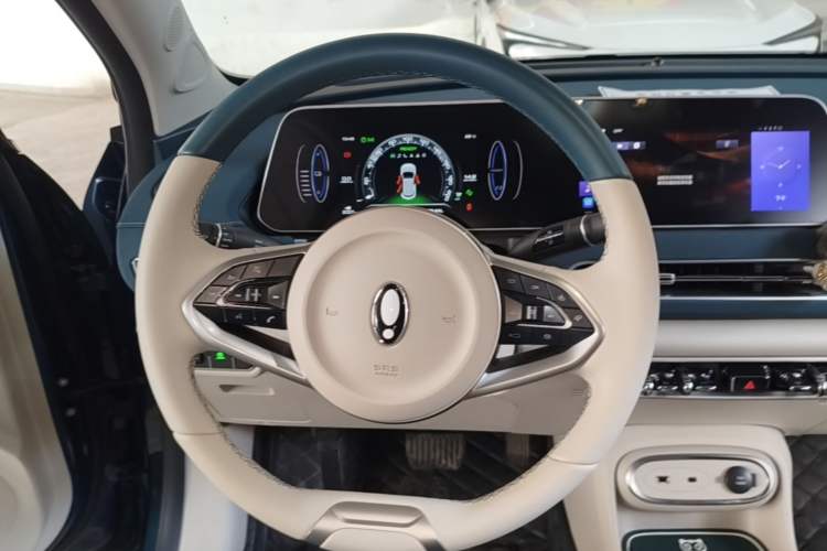 Used ORA Good Cat 2023 401 km Standard Range Luxury Version Lithium Iron Phosphate Steering Wheel