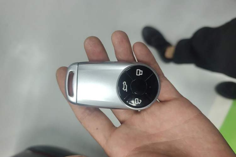 Used ORA Good Cat 2023 401 km Standard Range Luxury Version Lithium Iron Phosphate Vehicle Key