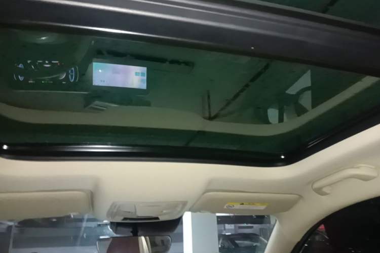 Used ORA Good Cat 2023 401 km Standard Range Prestige Version Lithium Iron Phosphate Headliner