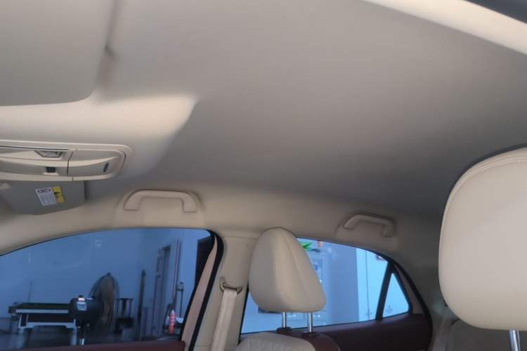 Used ORA Good Cat 2023 401 km Standard Range Luxury Version Lithium Iron Phosphate Headliner