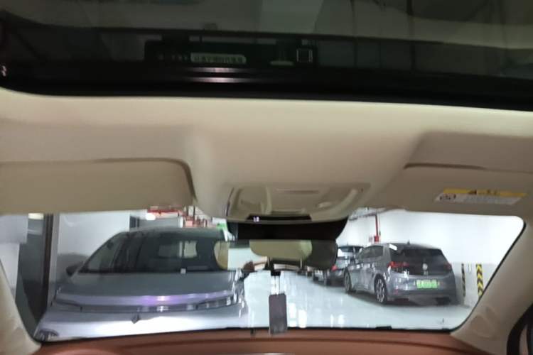 Used ORA Good Cat 2023 401 km Standard Range Luxury Version Lithium Iron Phosphate Headliner