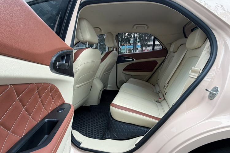 Used ORA Good Cat 2023 401 km Standard Range Luxury Version Ternary Lithium Interior 4