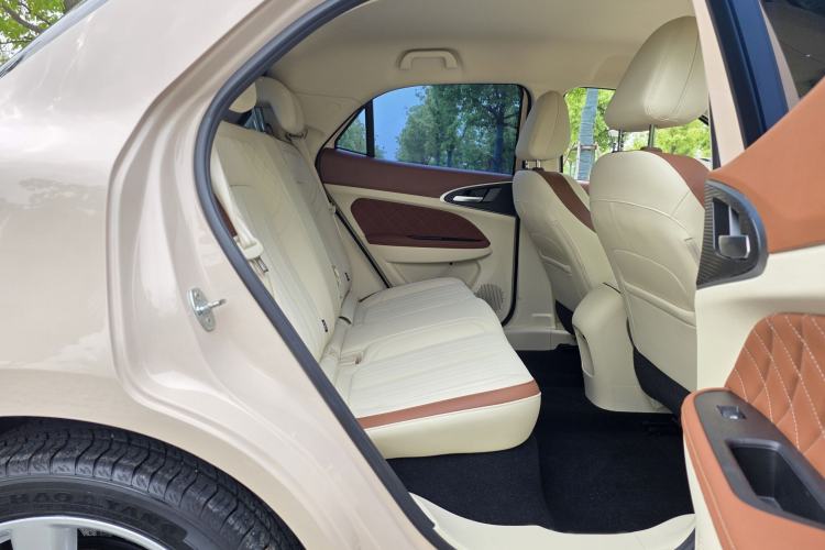 Used ORA Good Cat 2023 401 km Standard Range Luxury Version Lithium Iron Phosphate Interior 6