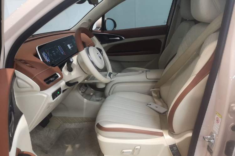 Used ORA Good Cat 2023 401 km Standard Range Luxury Version Lithium Iron Phosphate Left Front Seat