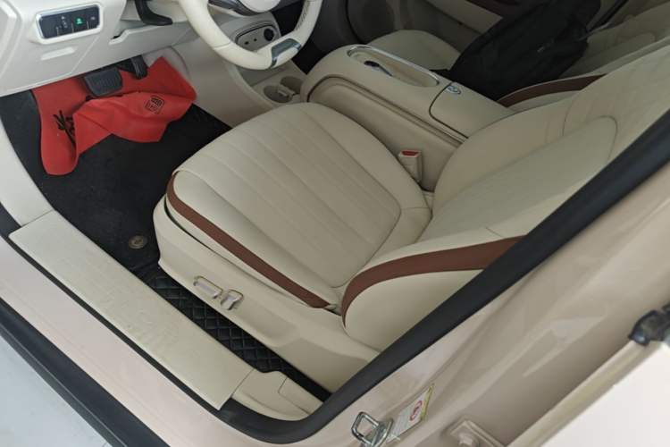 Used ORA Good Cat 2023 401 km Standard Range Luxury Version Lithium Iron Phosphate Left Front Seat
